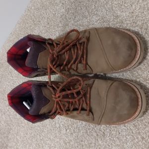 Good condition Toms Boots - 9.5